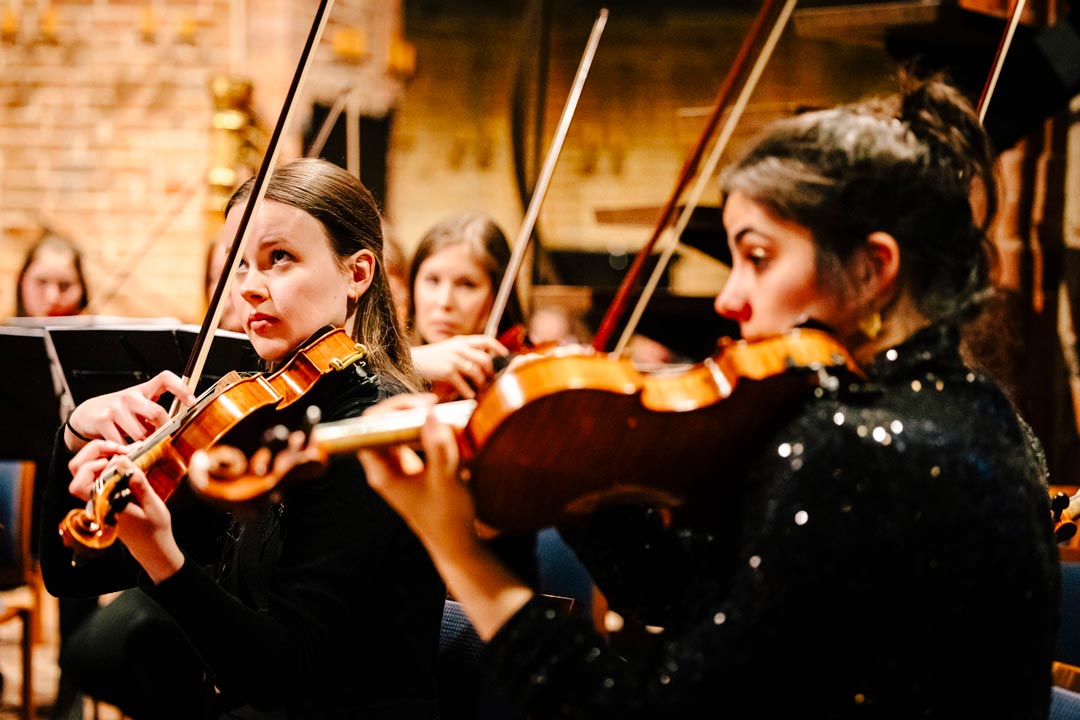 Geigen in einem Orchester