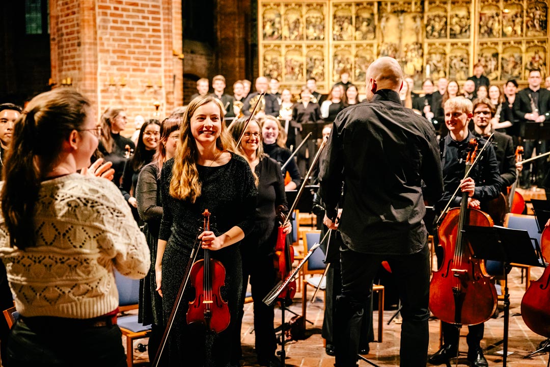 Orchestermusiker in einer Kirche