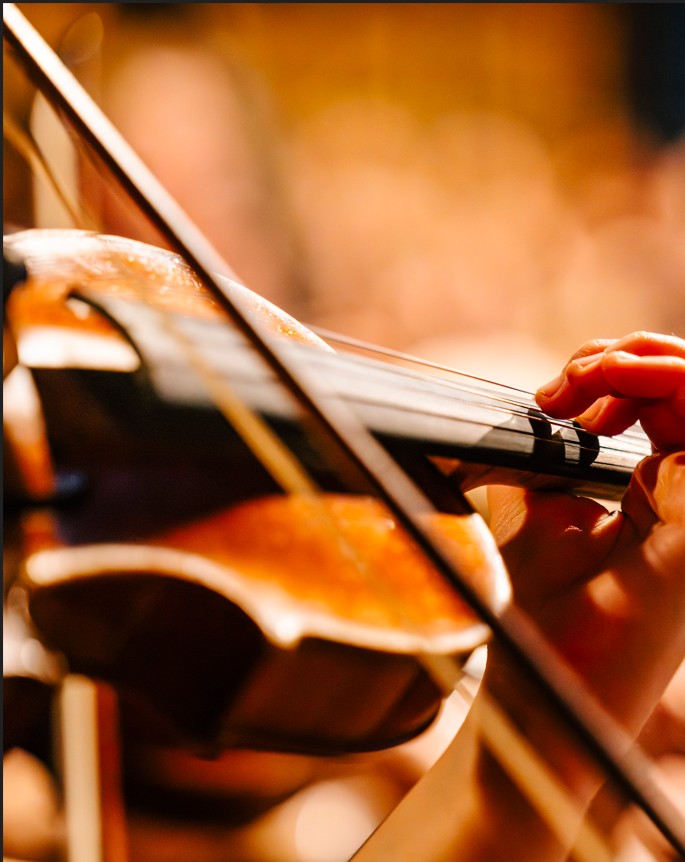 Nahaufnahme einer Violine spielenden Person, mit der Hand am Hals der Violine